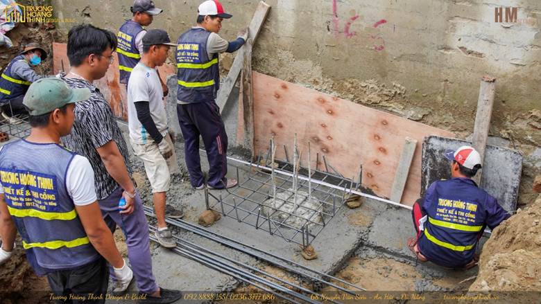 A group of men standing next to a wall

AI-generated content may be incorrect.